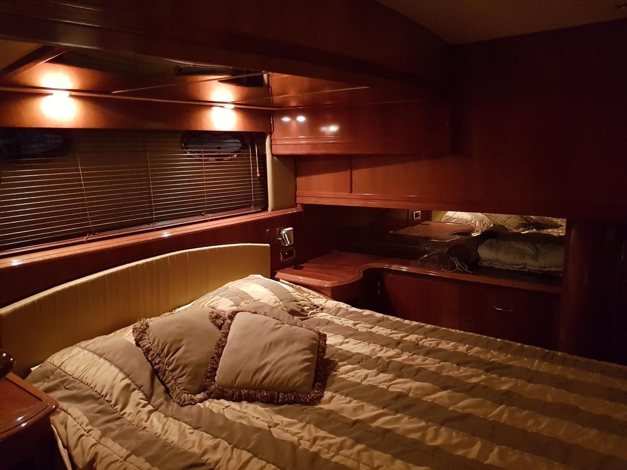 Botel Luxury Exclusive Fully Air Conditioned 3bdr Yacht *